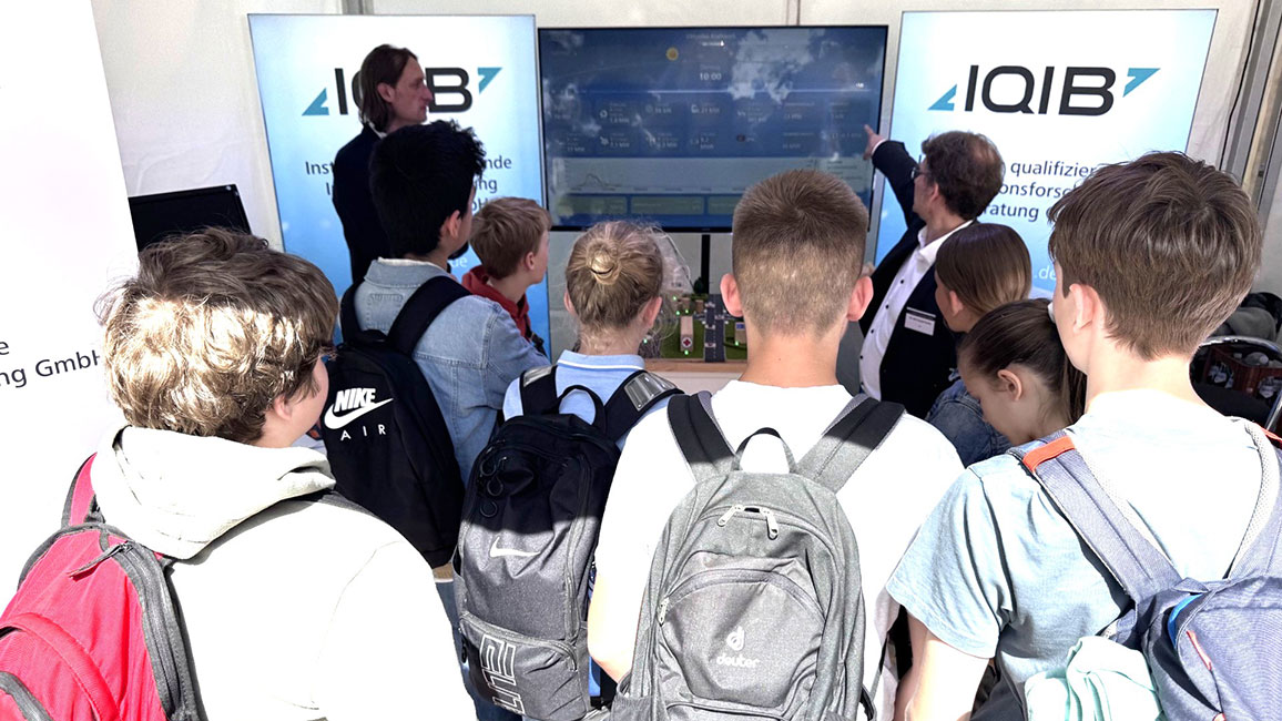 Demonstration der Versorgung einer Kommune mit Windkraft und Photovoltaik, Sch&uuml;lerinnen und Sch&uuml;ler schauen zu