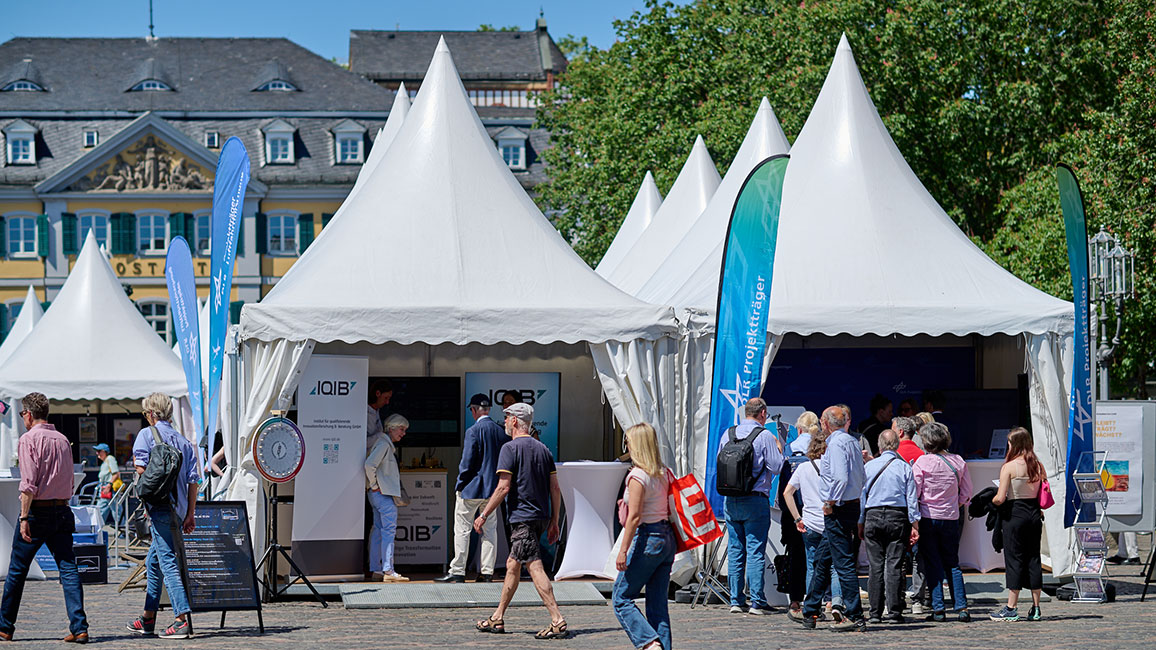 Doppelzelt auf dem Bonner M&uuml;nsterplatz von IQIB und DLR Projekttr&auml;ger