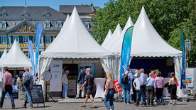Doppelzelt auf dem Bonner Münsterplatz von IQIB und DLR Projektträger