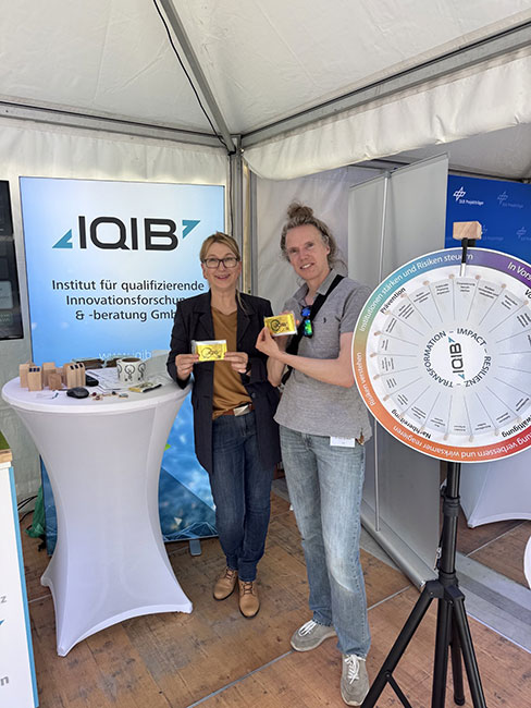 Bettina van Nahl und Dr. Davy van Doren am Stand von IQIB