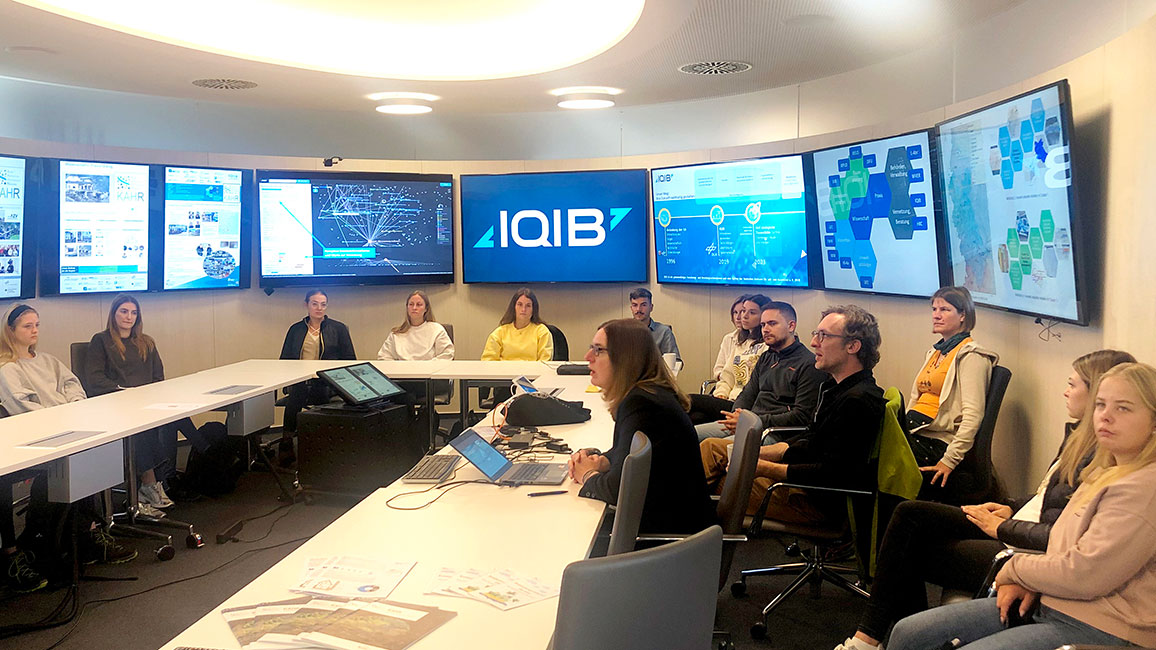 Tanja Nietgen, Professor Andreas Eberth, Dr. Svenja Brockmüller und Studierende von der Universität Passau im Innovation Lab des IQIB.