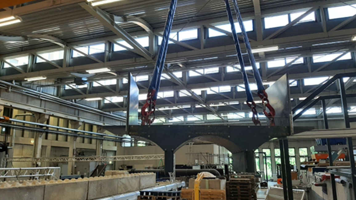 Versuchshalle des Lehrstuhls und Instituts für Wasserbau und Wasserwirtschaft der RWTH Aachen mit großem Wasserbecken und Apparaturen zur Durchführung von Experimenten und wasserbaulichen Modellversuchen.