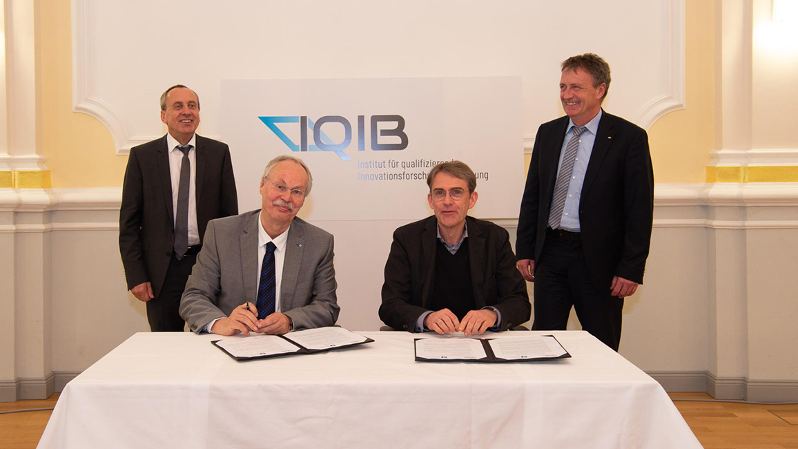 Unterzeichnung zur Kooperation zwischen IQIB und der Hochschule Koblenz